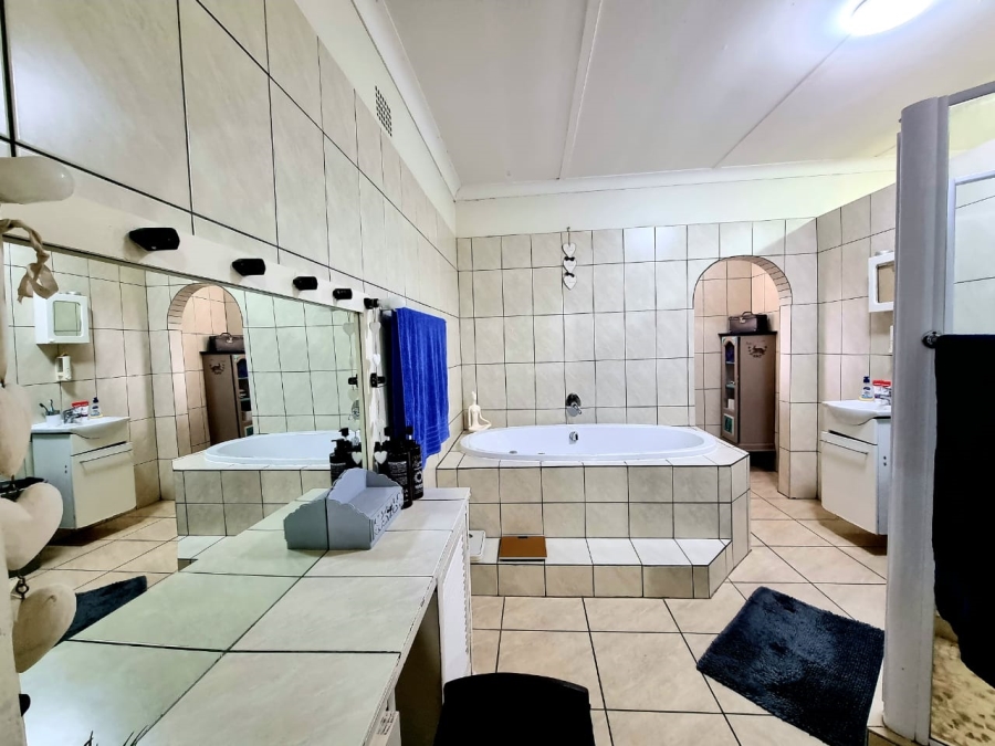 3 Bedroom Property for Sale in Rhodesdene Northern Cape